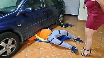 Ultra-kinky wifey receives inward pop-shot from the mechanic